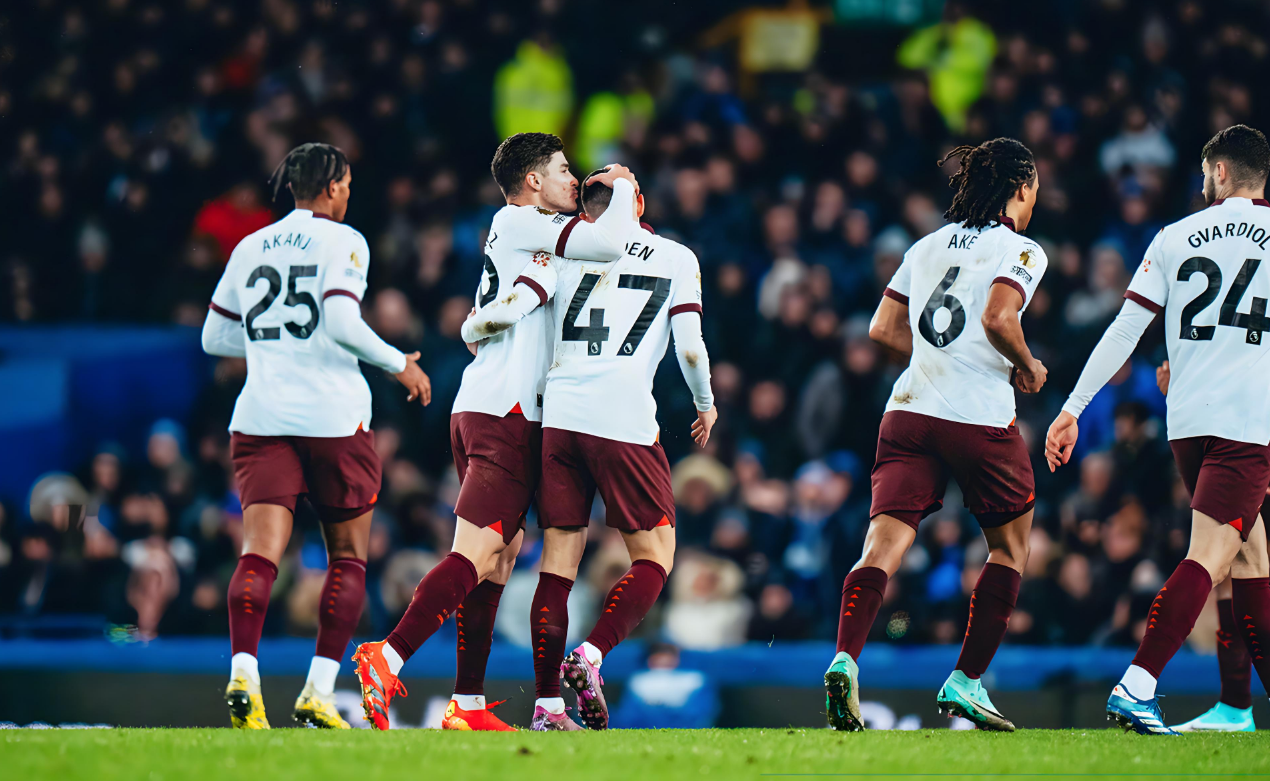 曼联主场大捷，球员赛后激动庆祝胜利，积分只要朋友.