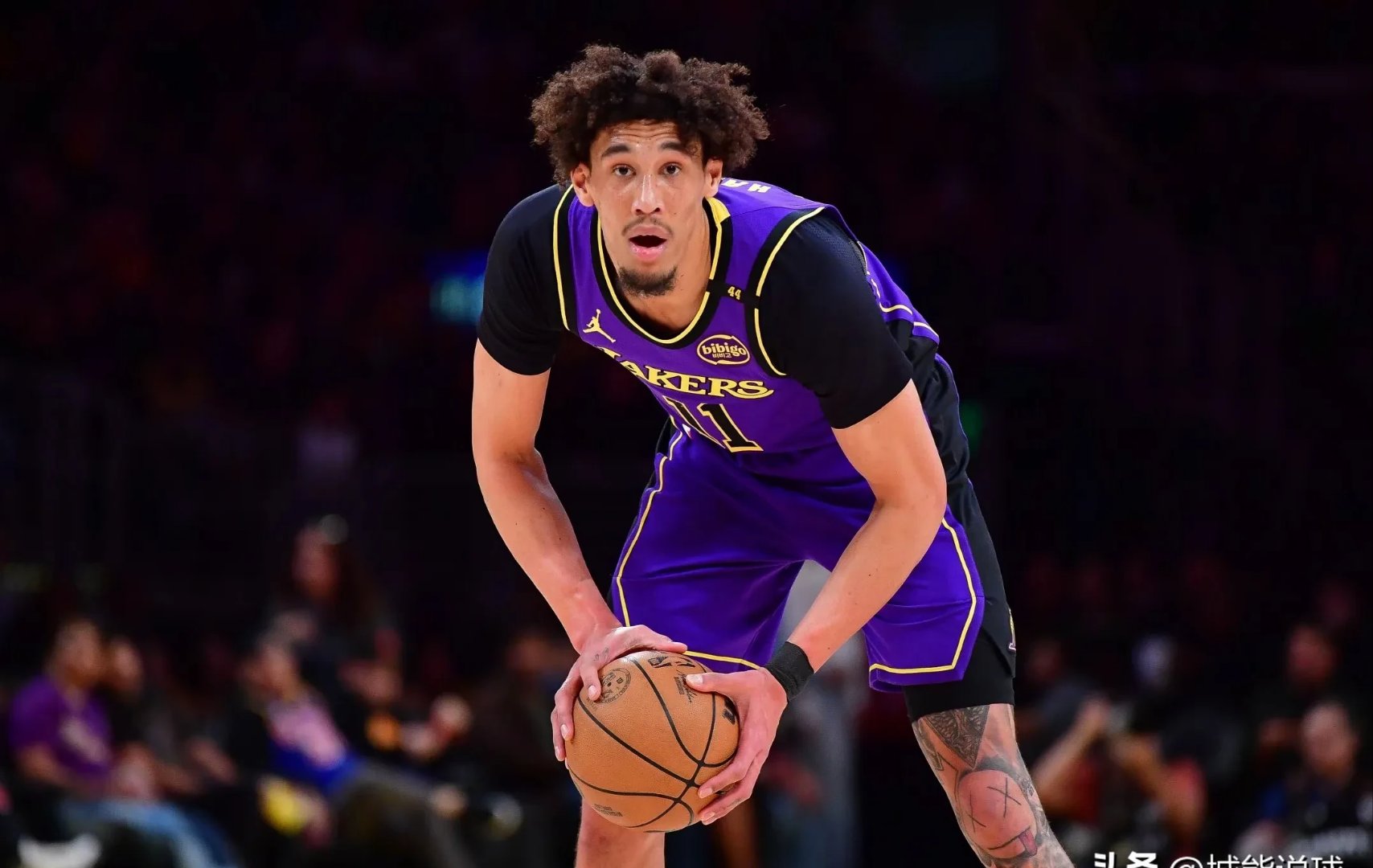 爱游戏游戏接入平台阿扎伦卡重返赛场，反败为胜首场状态出色，湖人观众沸腾！的简单介绍