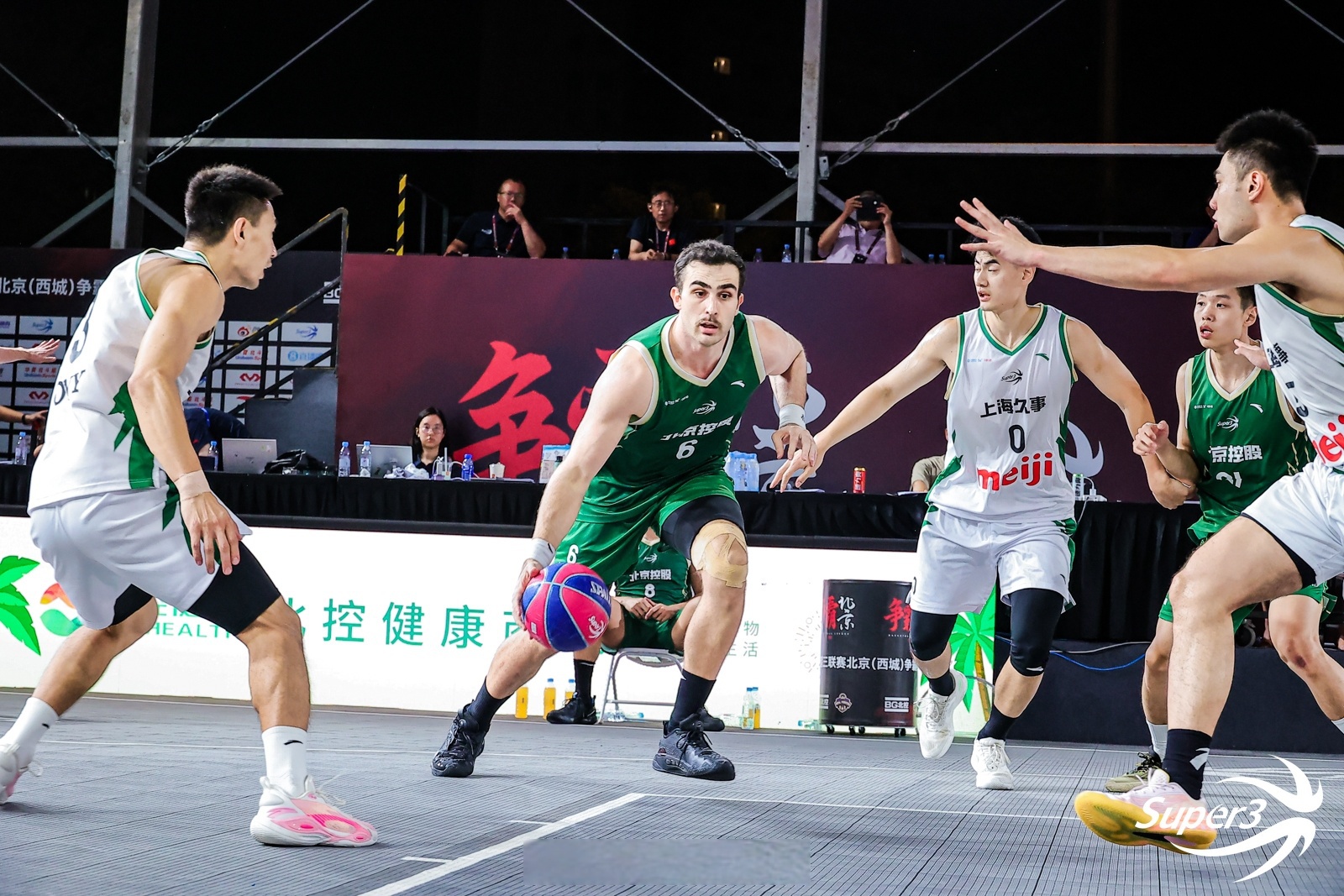 爱游戏开发者中心赛前体能课后，多伦多猛龙绝杀压哨备战CBA季后赛，质疑声仍在，球队文化再被提及的简单介绍